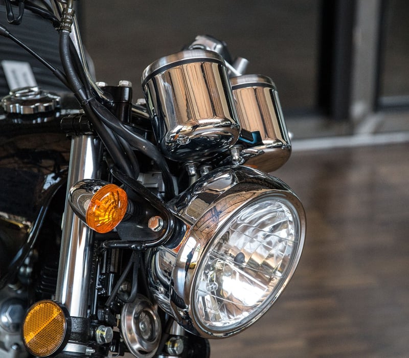 Tendance 2026 : le métal chrome s’impose dans la déco et le design